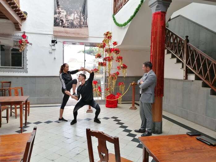 El teldense Leví López y su pareja artística, Estrella Jiménez, bailando para el alcalde Héctor Suárez (Foto TA)